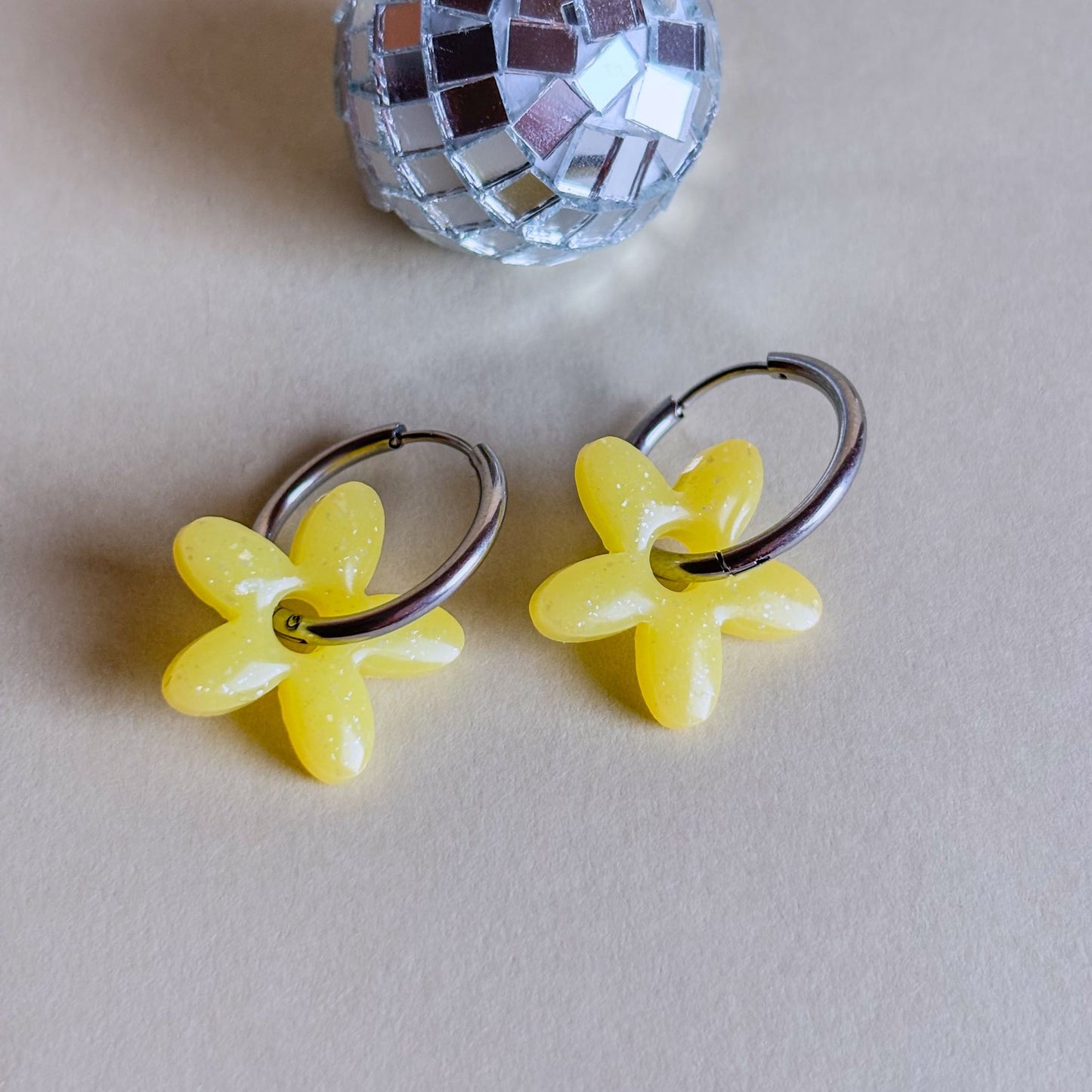 Charms de resina epoxi hechos a mano. Pendientes originales Doctora Irrins