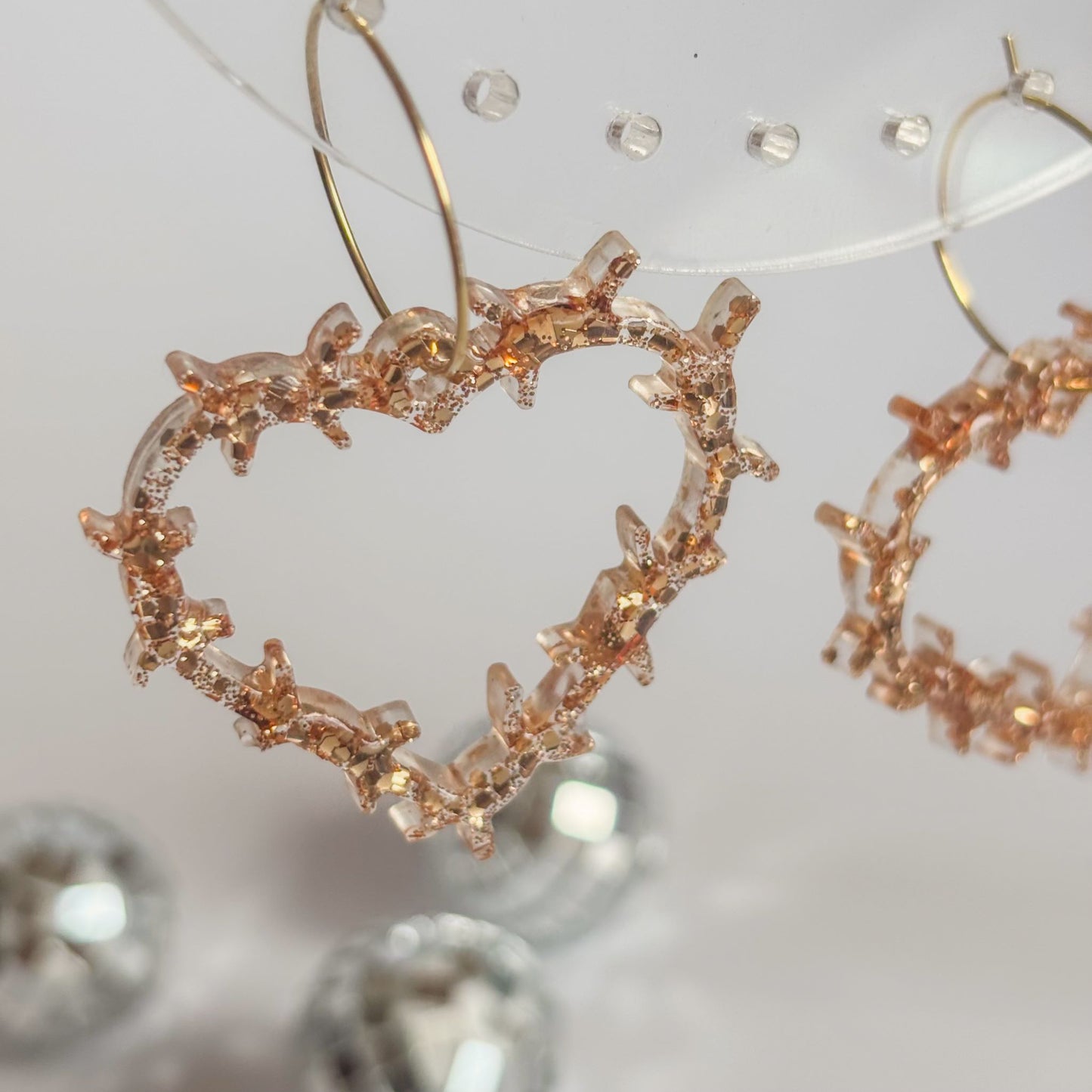 Pendientes dorados en forma de corazones de espinas con aros hipoalergénicos