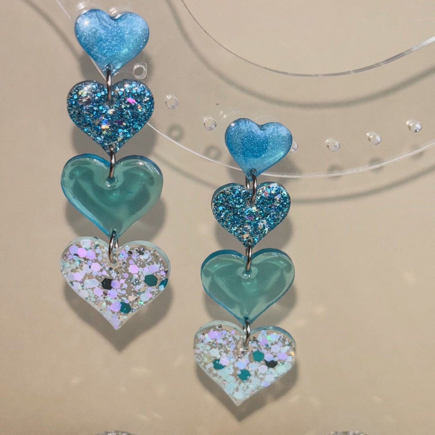 Pendientes de resina epoxi y acero inoxidable hipoalergénico de corazones azules.