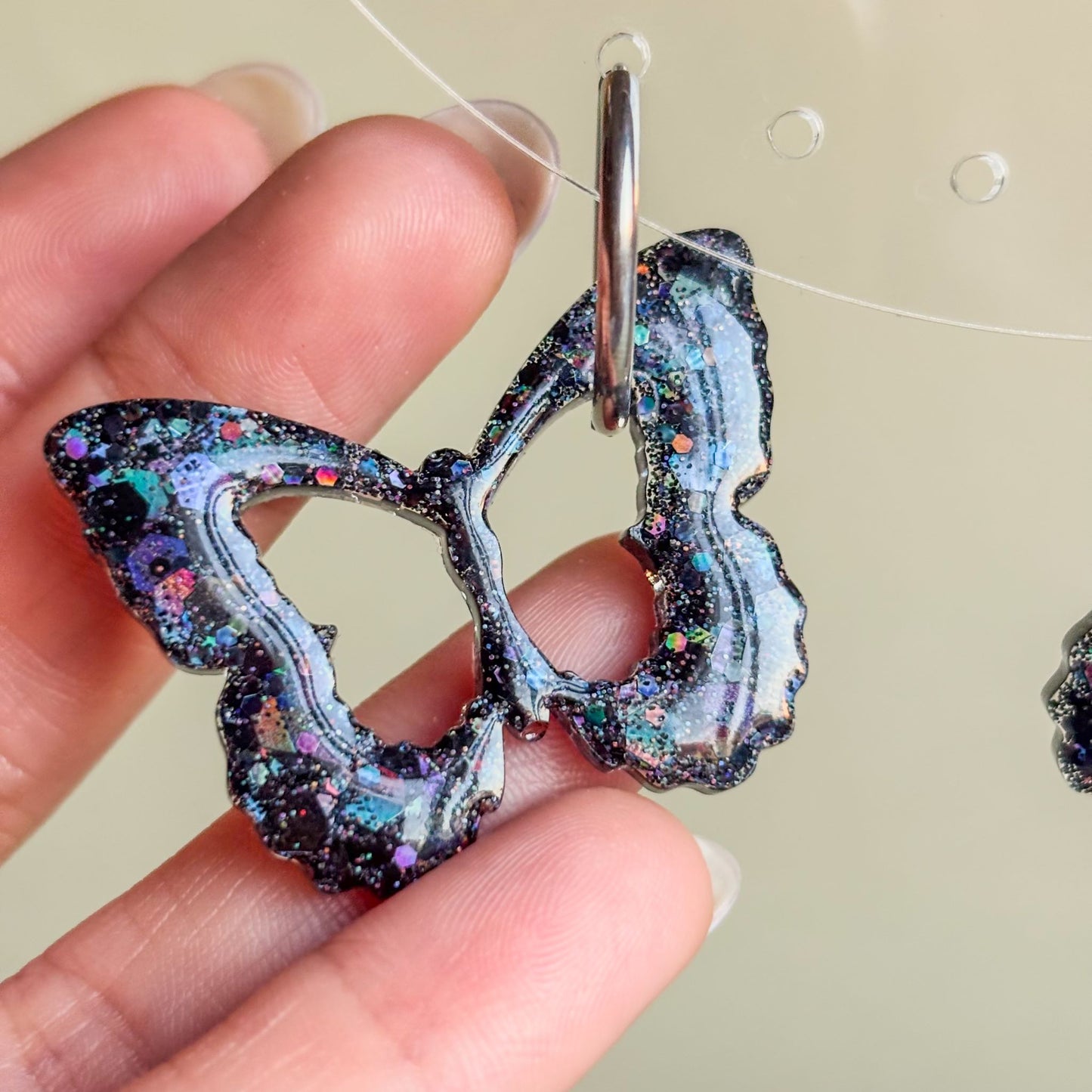 Pendientes de mariposas negras de resina epoxi hechos a mano con aros hipoalergénicos plateados