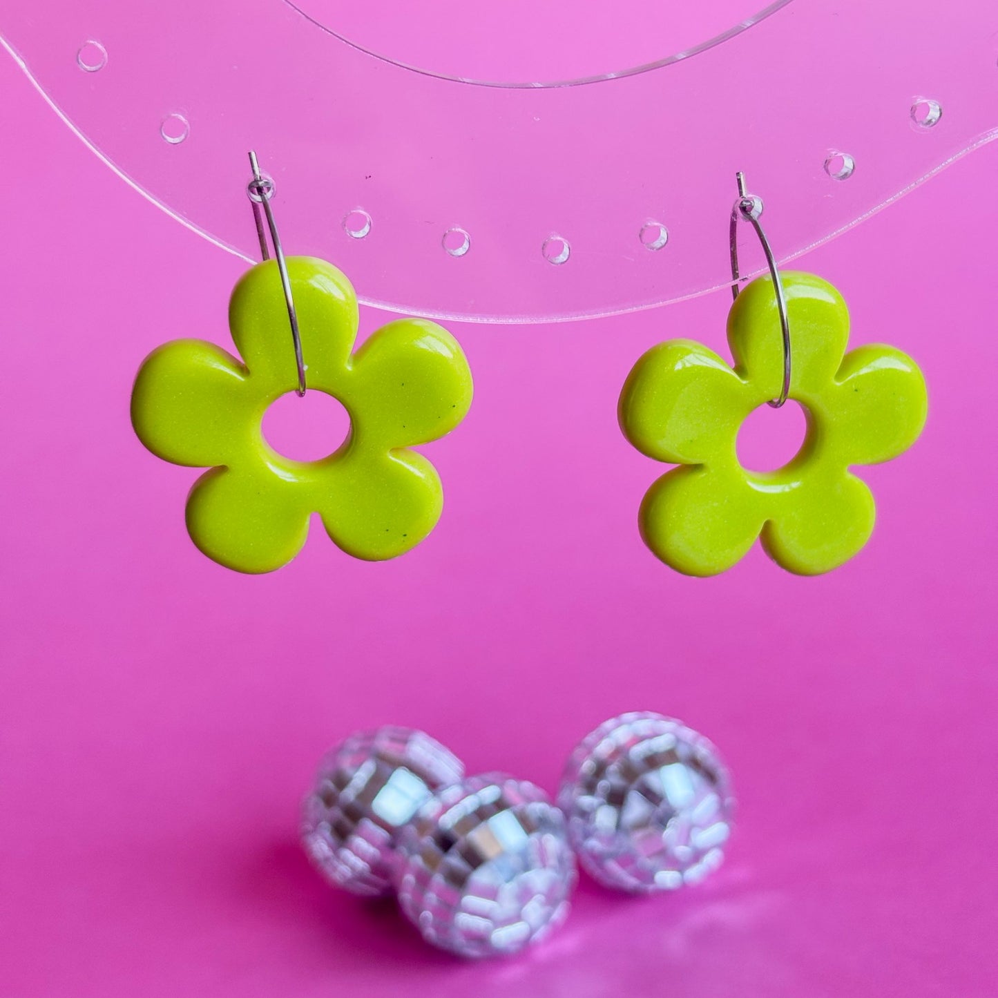 Pendientes artesanales de flores verdes con aros
