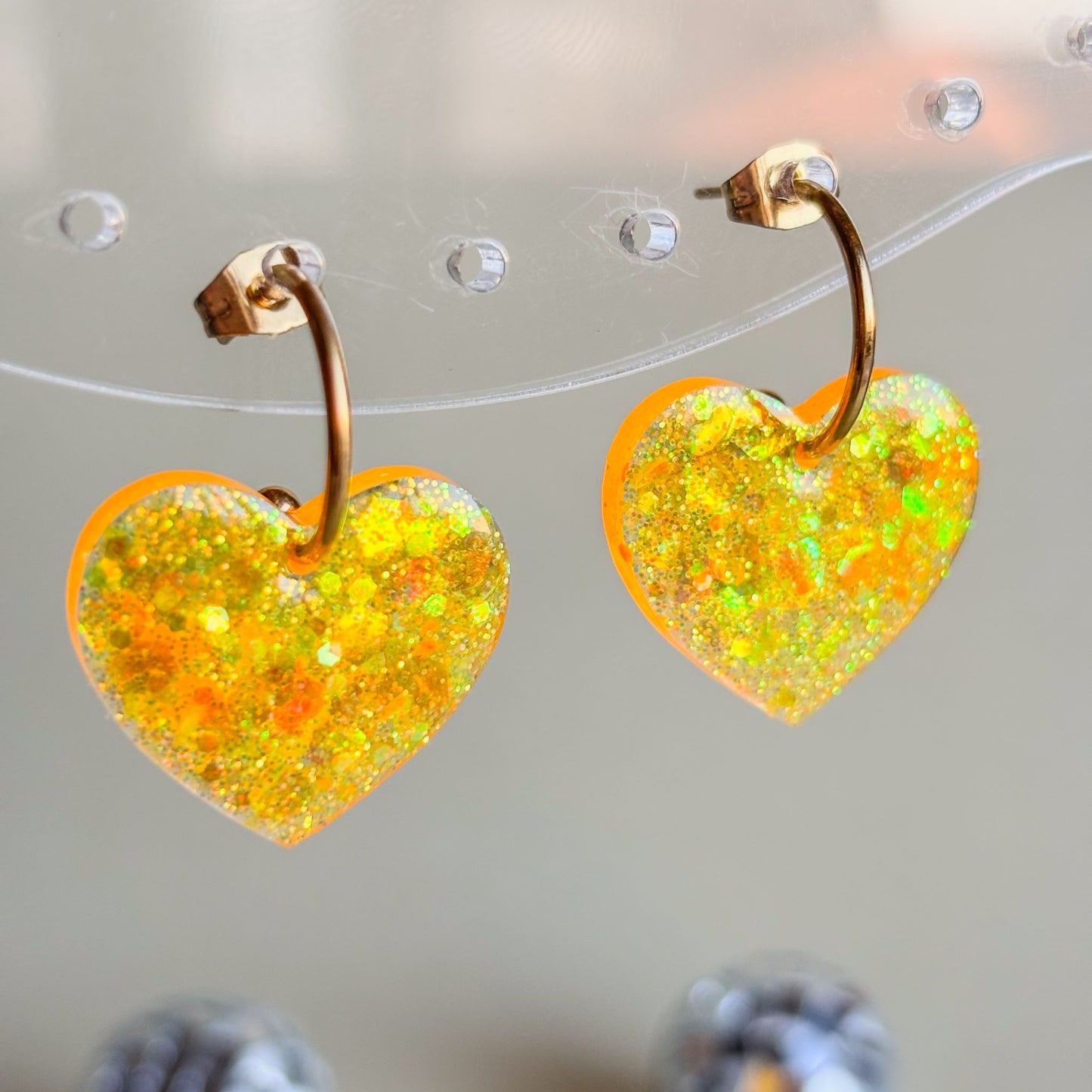 Pendientes de corazones naranja neón muy brillantes con aros dorados