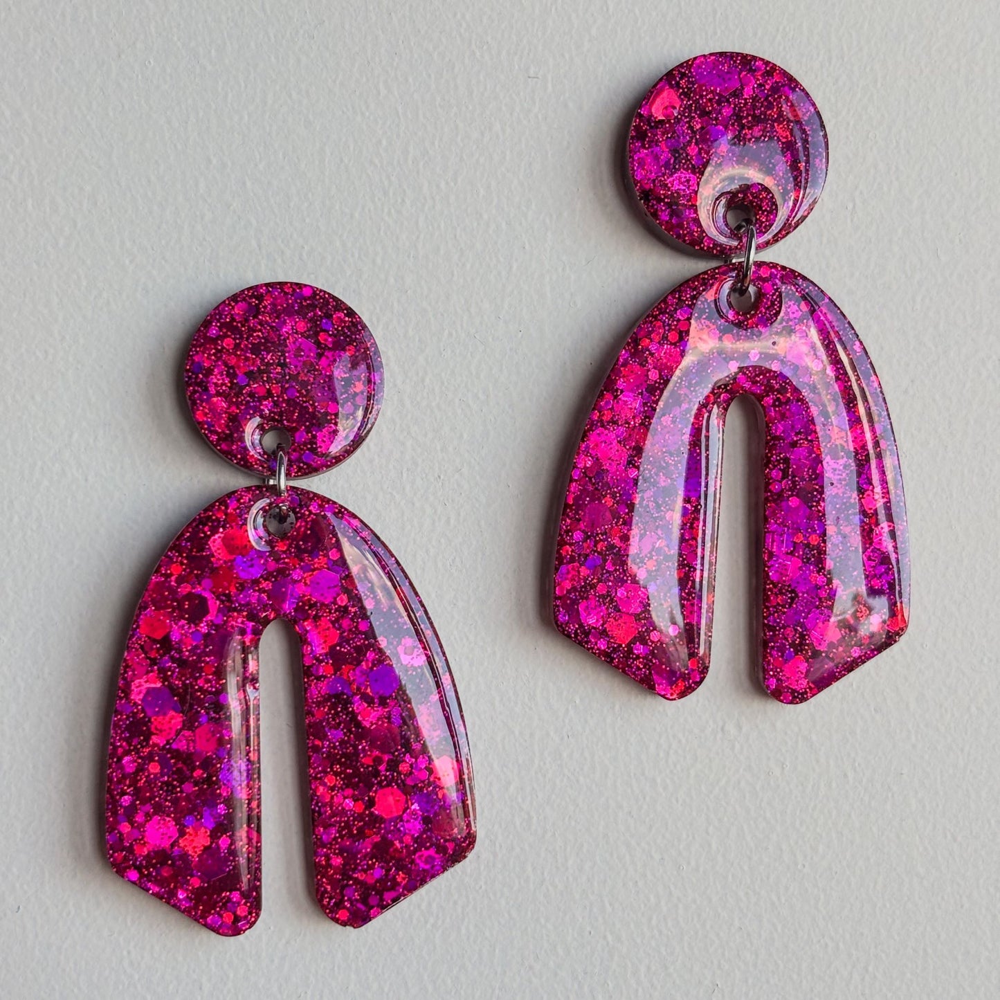 Preciosos pendientes muy llamativos de color rosa fucsia con mucha brillantina. Hipoalergénicos y artesanales