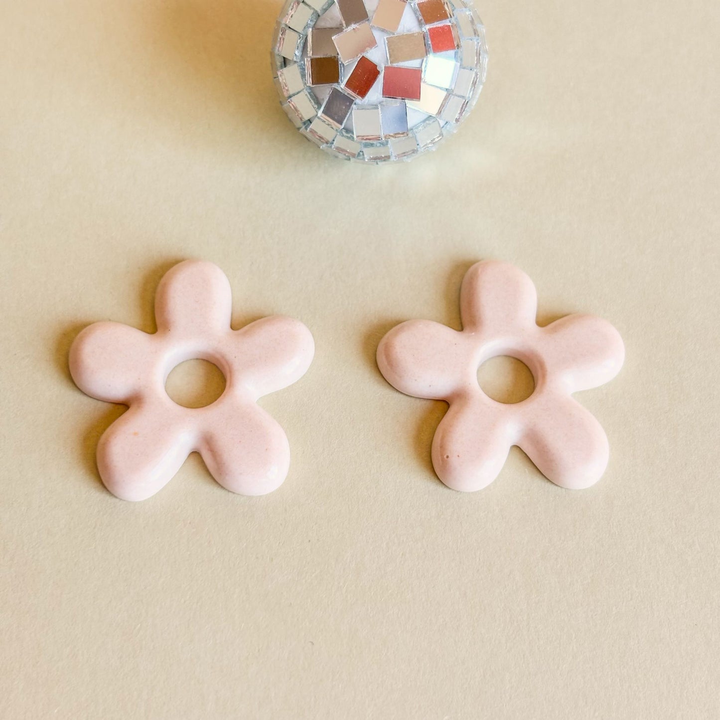 Pendientes artesanales de flores beige hipoalergénicos