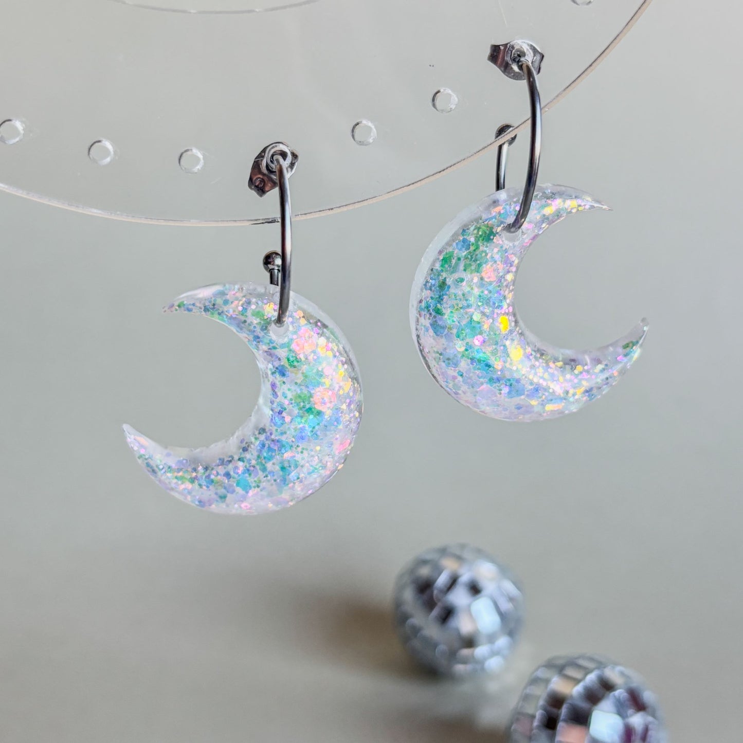 Pendientes de lunas blancas con aros hipoalergénicos de acero inoxidable