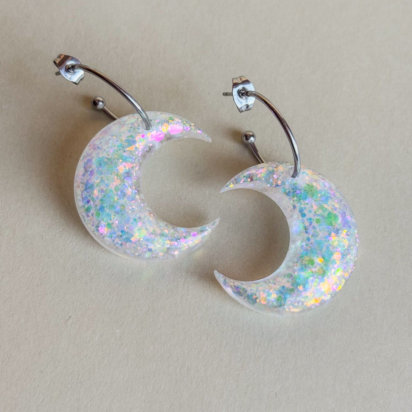 Pendientes de aros con lunas blancas con brillo holográfico hechos a mano