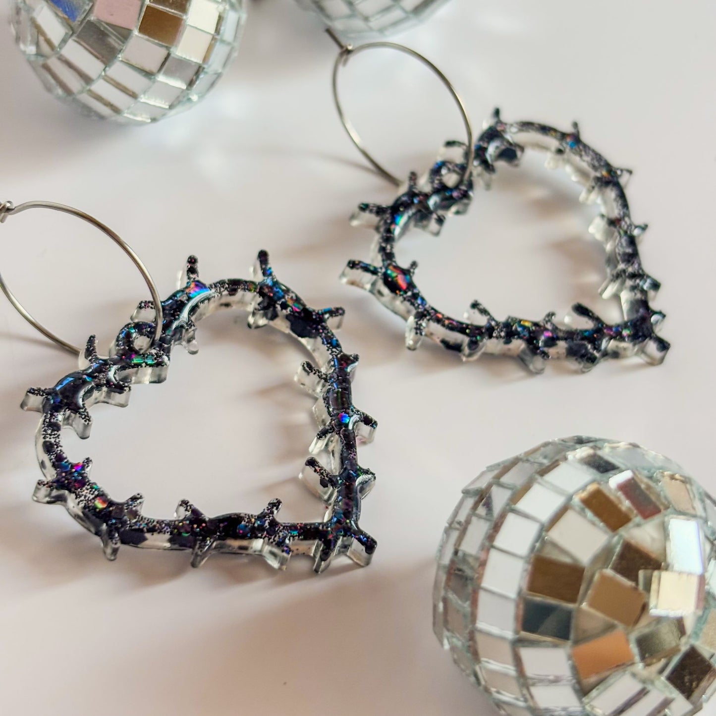 Corazones de espinas con aros plateados. Hechos a mano en España por Doctora Irrins