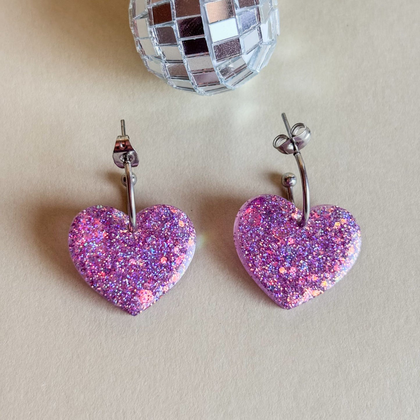 Preciosos corazones muy brillantes de color lila pastel con mucho brillo