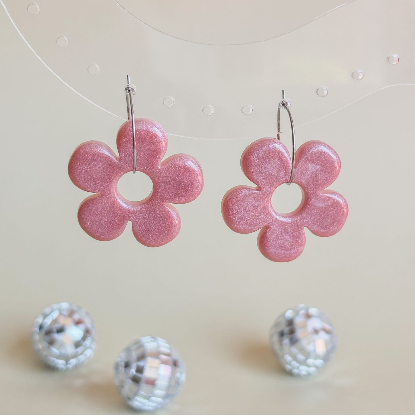Pendientes artesanales de flores rosa palo con efecto nacarado y aros plateados hipoalergénicos