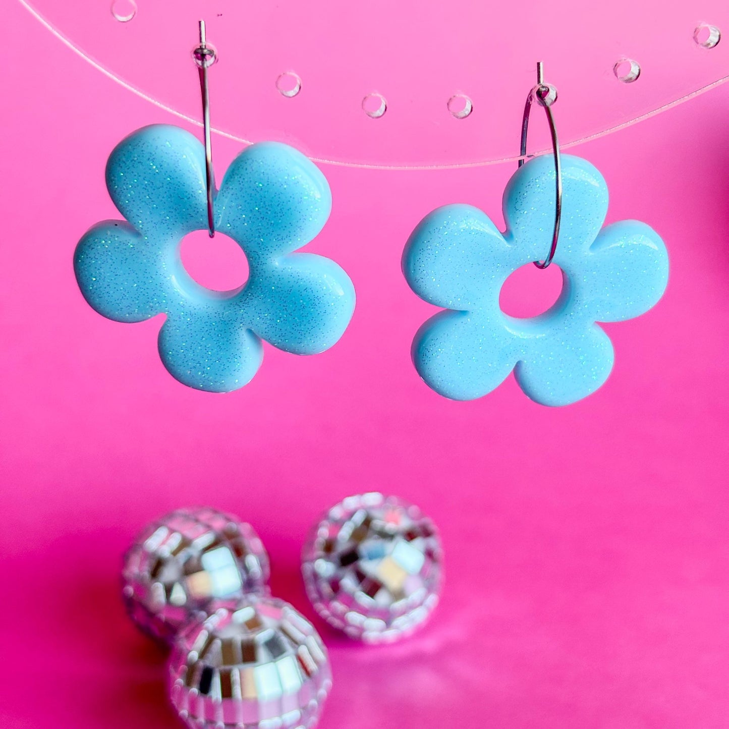 Pendientes de flores azul pastel con brillo fino. Con aros de acero inoxidable hipoalergénico