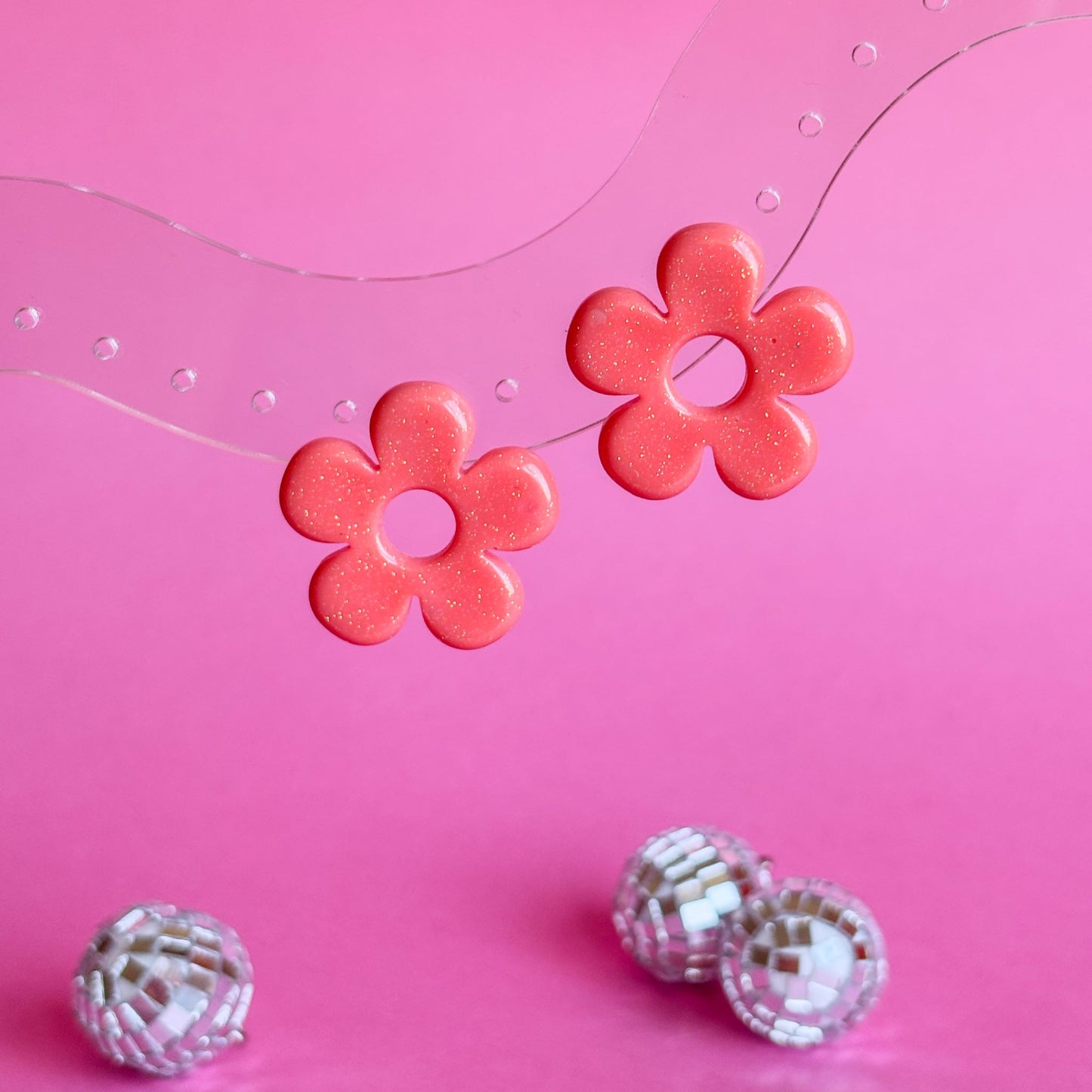 Pendientes artesanales de flores hipoalergénicos color coral con brillo fino