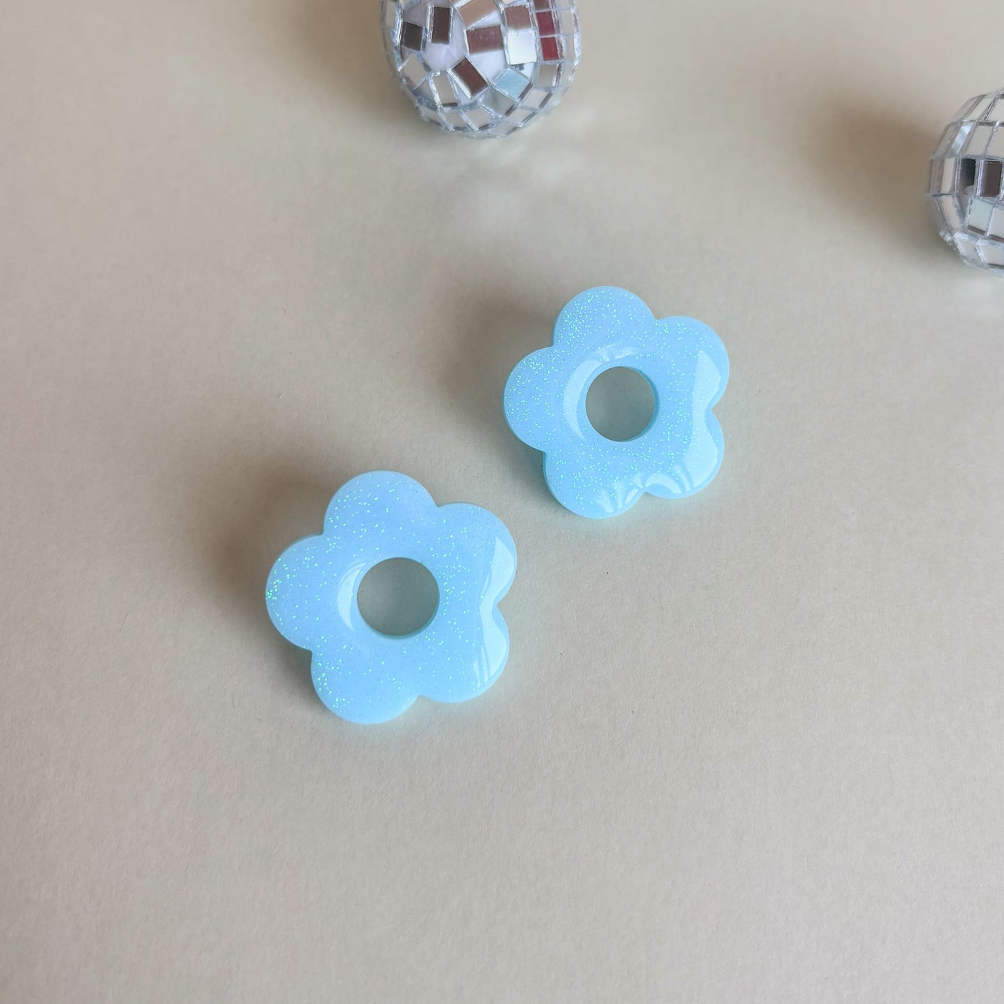 Pendientes de flores azules hechos a mano