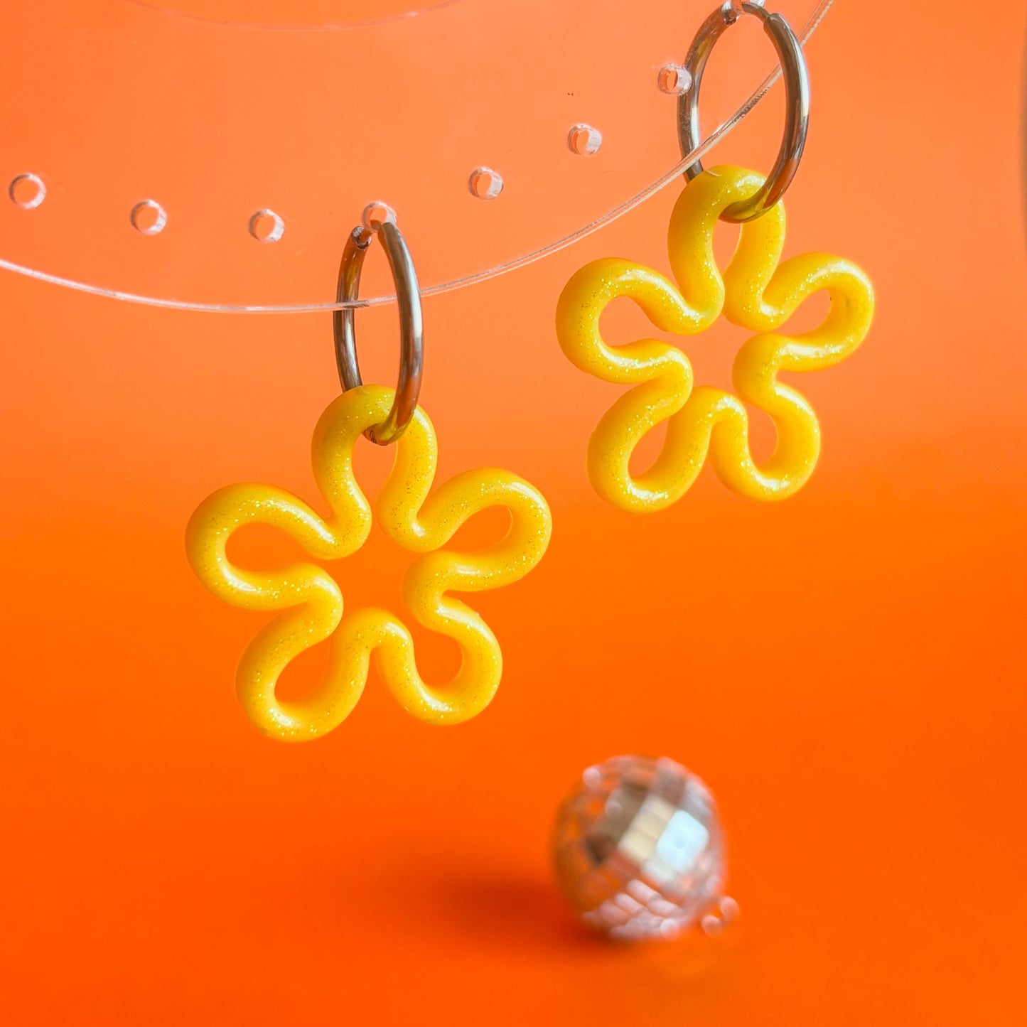 Pendientes de flores amarillas con aros hipoalergénicos plateados