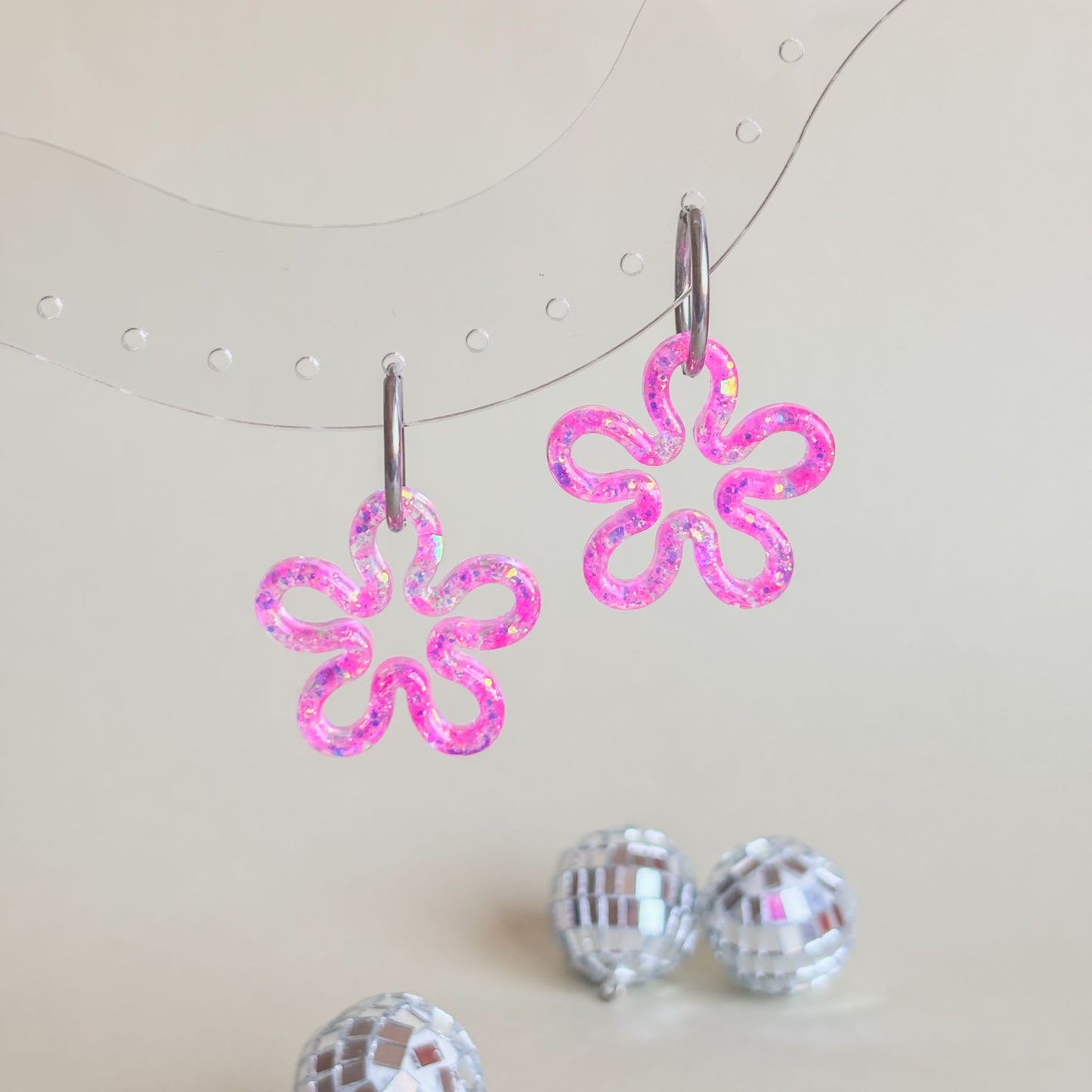 Pendientes artesanales en forma de flores rosas con aros de acero inoxidable