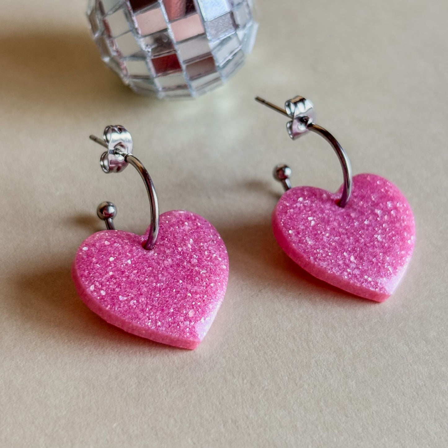 Pendientes de corazones rosa con brillo discreto metalizado