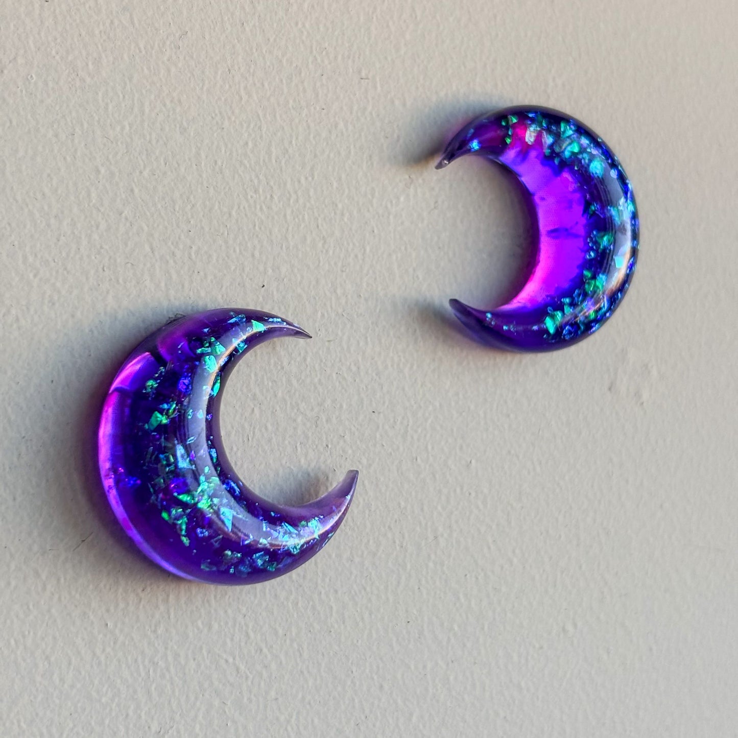 Pendientes en forma de luna de color morado con brillo holográfico