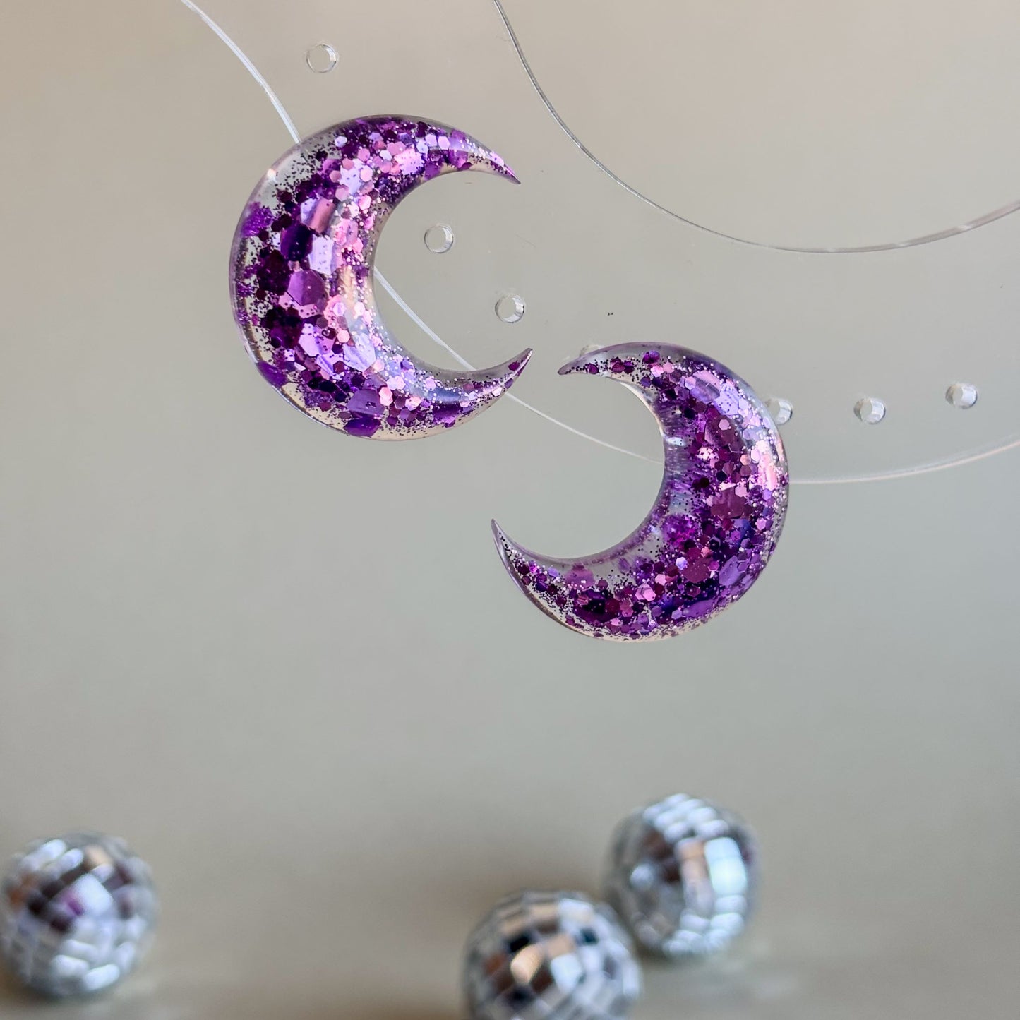 Pendientes de resina epoxi con forma de luna de color lila brillante