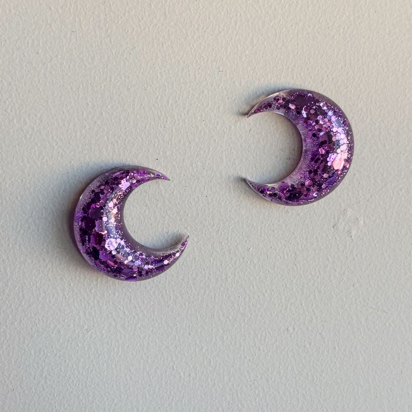 Lunas con brillantina lila. Pendientes hipoalergénicos y hechos a mano.