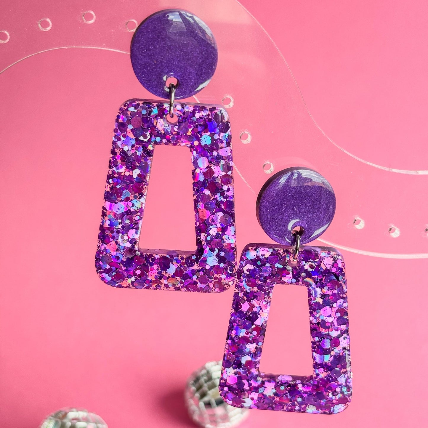 Preciosos pendientes morados con mucho brillo en forma de trapecio perfectos para una fiesta