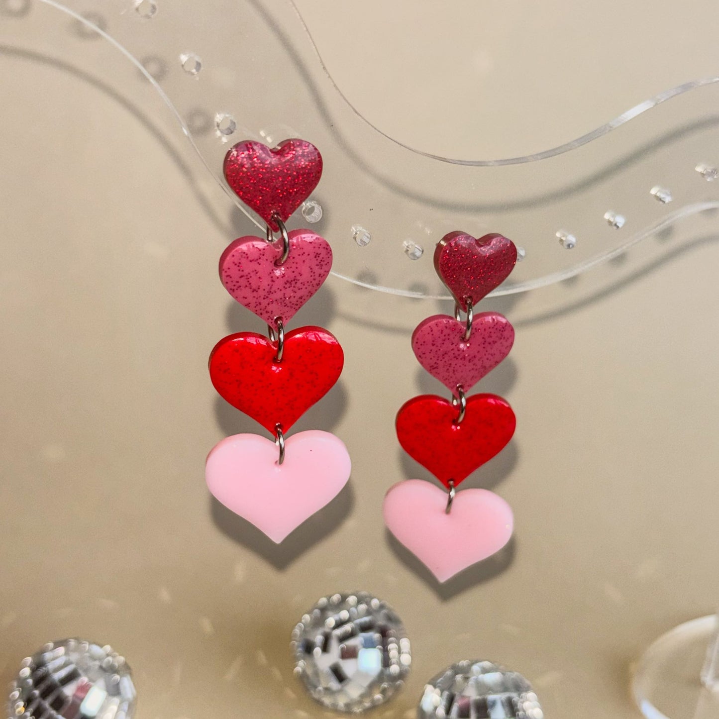 Par de pendientes artesanales hipoalergénicos. Románticos, alegres y coloridos. Perfectos para regalar