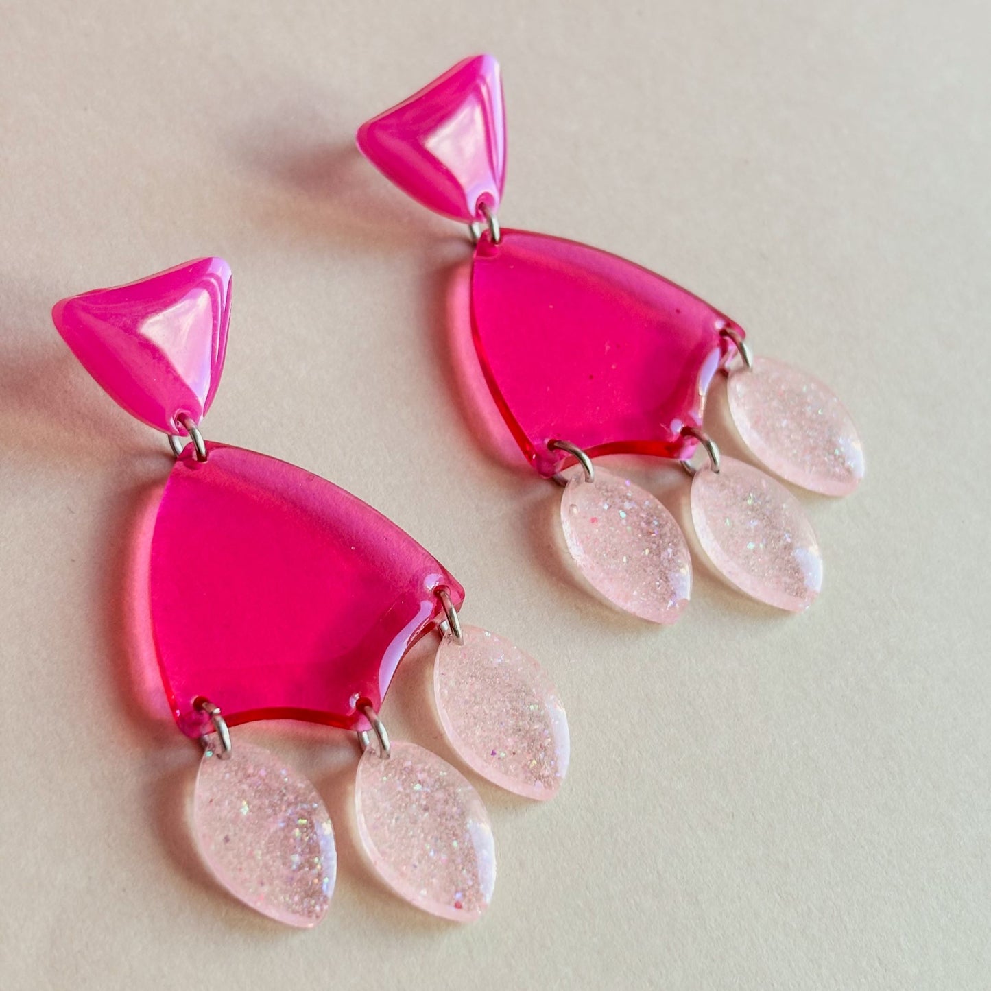 Pendientes llamativos y originales de resina. Hechos a mano en España. Handmade.