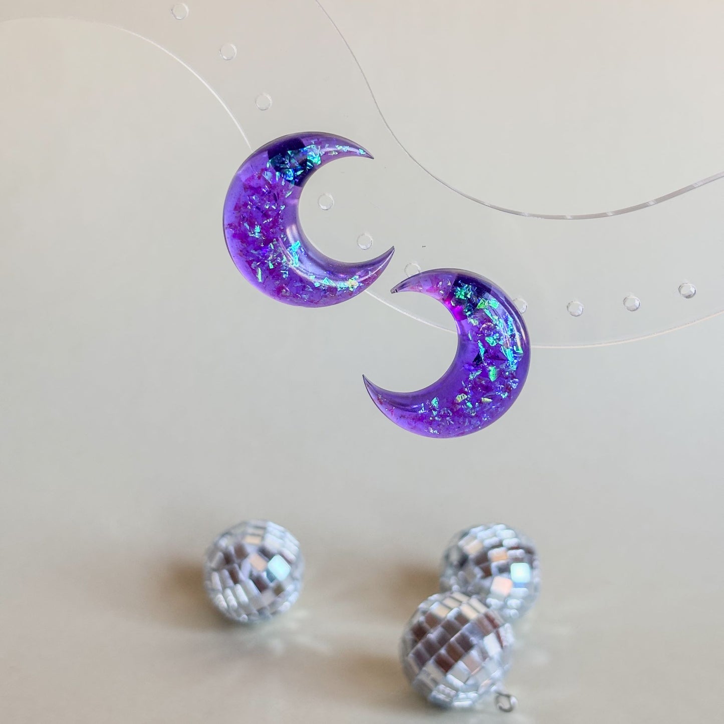 Pendientes elegantes en forma de luna, pegados a la oreja de color morado translúcido con brillo holográfico