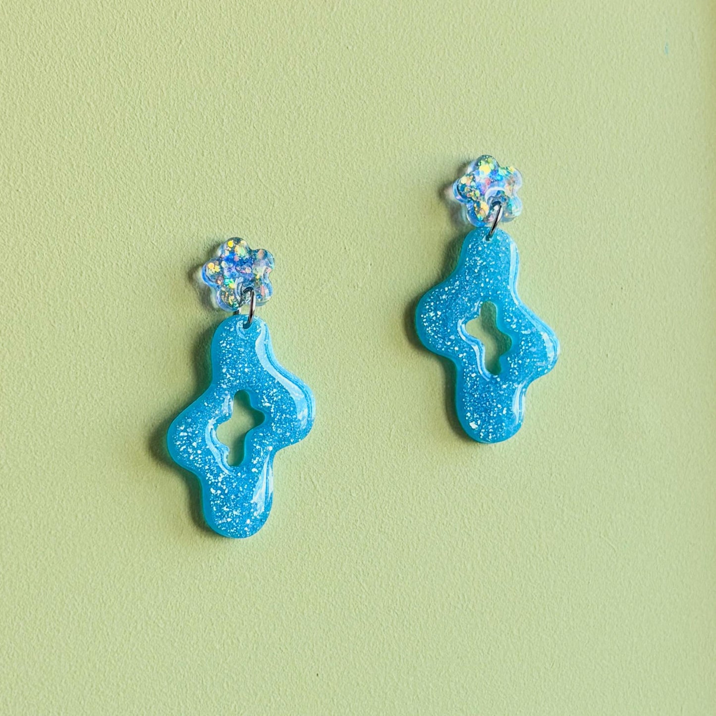 Par de pendientes artesanales de color azul con forma divertida, modernos