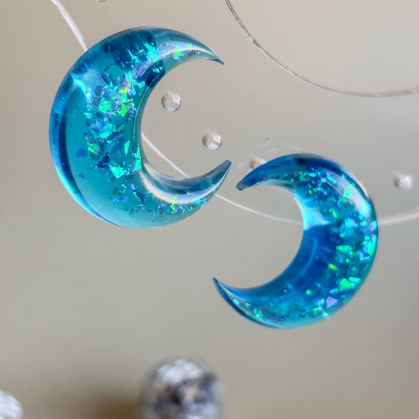 Pendientes de resina epoxi en forma de lunas azules turquesa