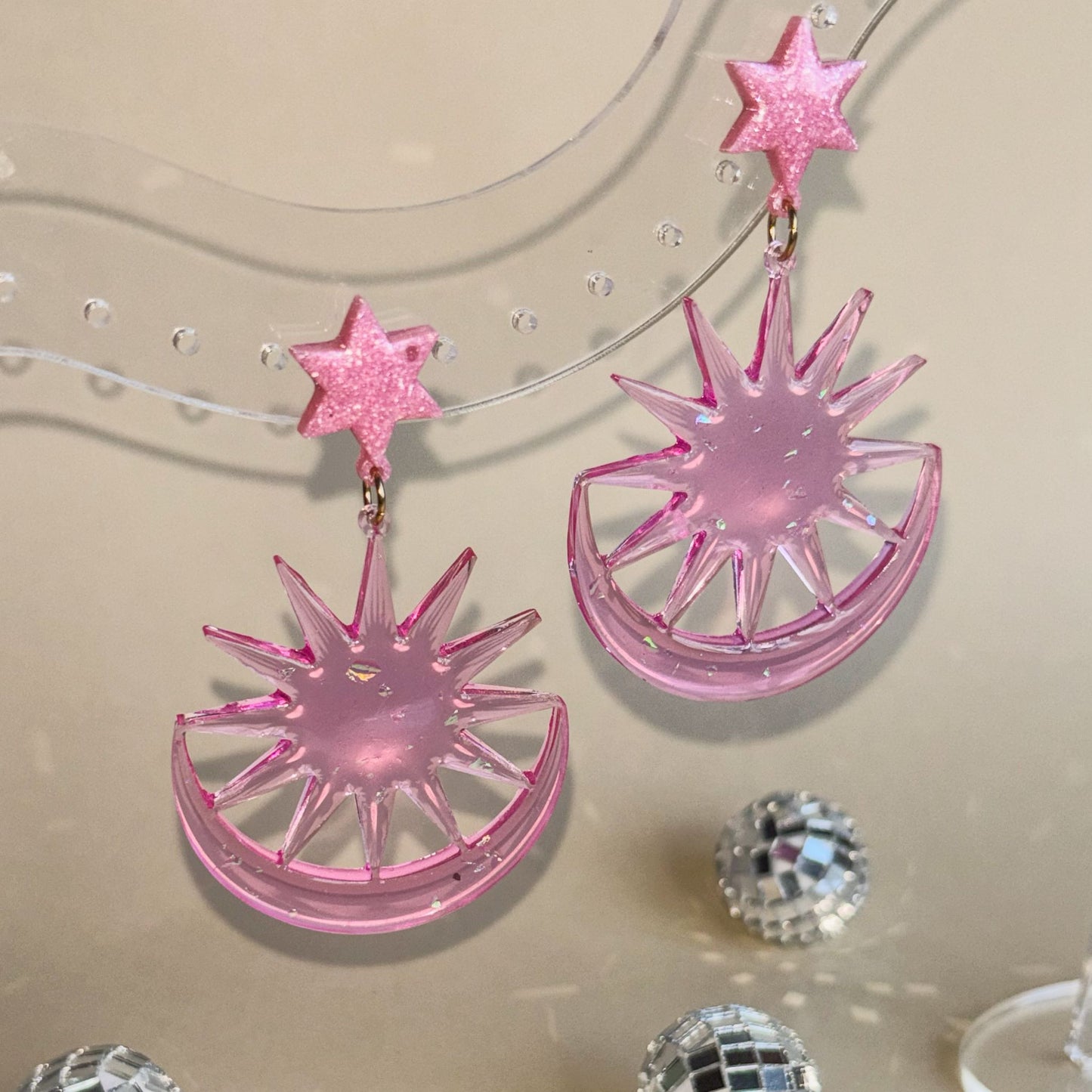Grandes pendientes rosa translúcidos que no pesan. Hechos a mano, hipoalergénicos, originales y llamativos. De resina epoxi.