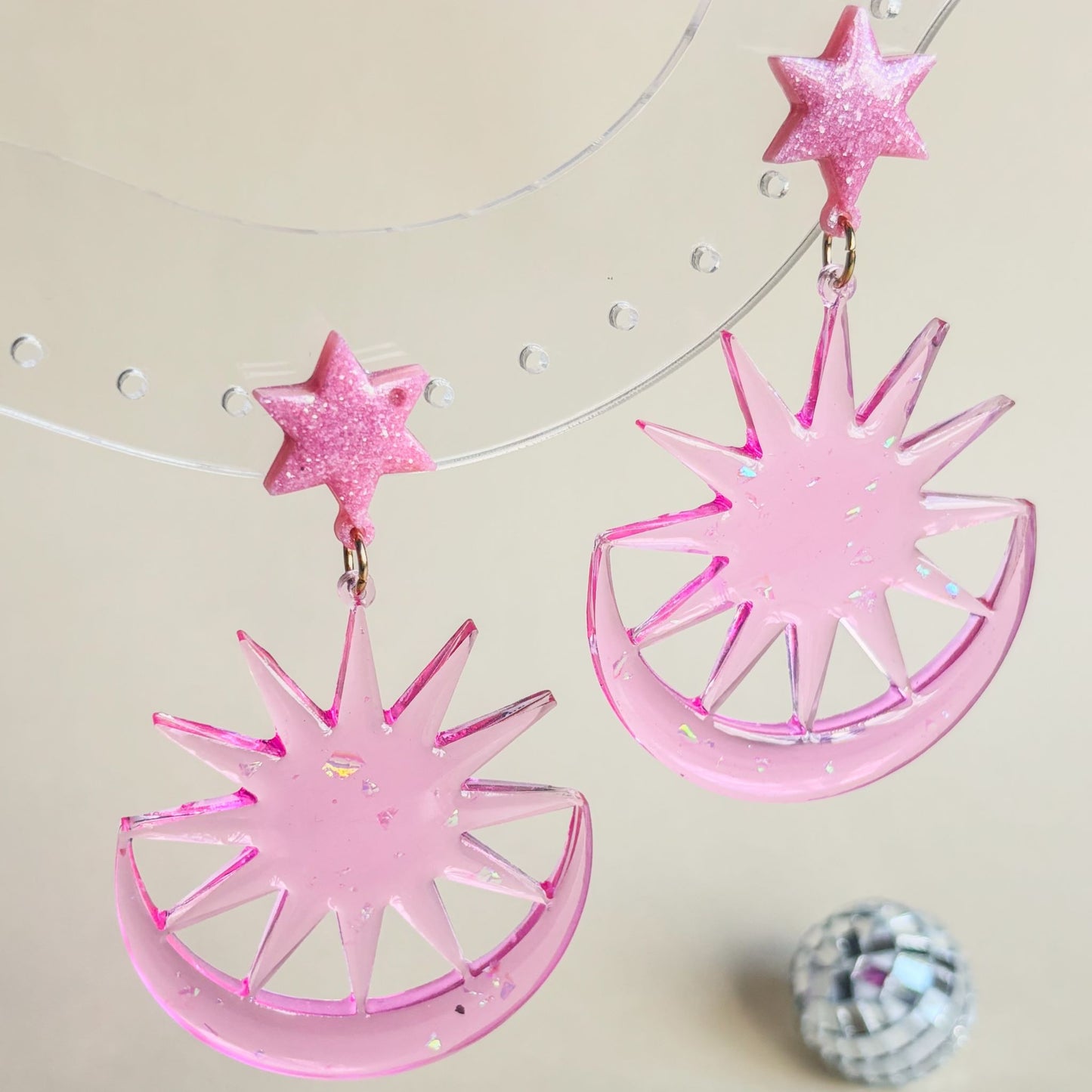 Pendientes hipoalergénicos grandes en forma de estrella, sol y luna de color rosa