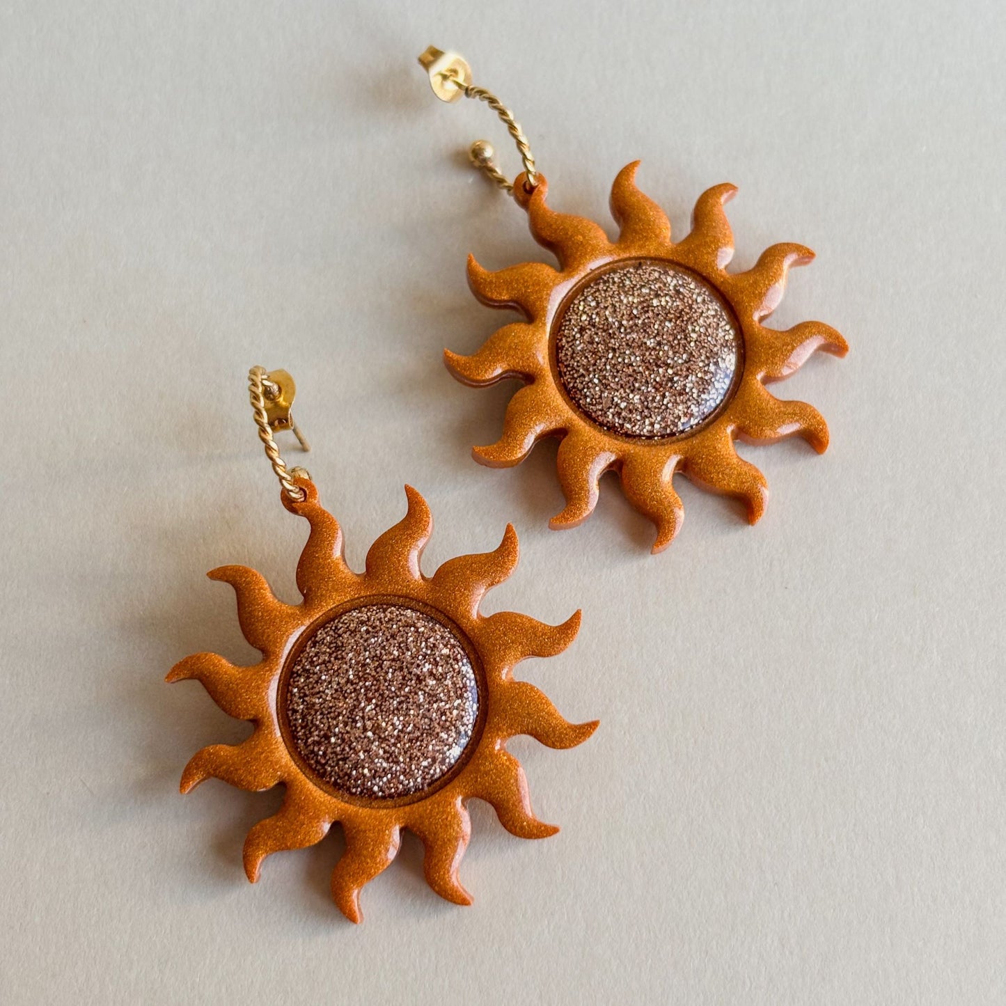 Pendientes artesanales en forma de sol con aros hipoalergénicos. Doctora Irrins