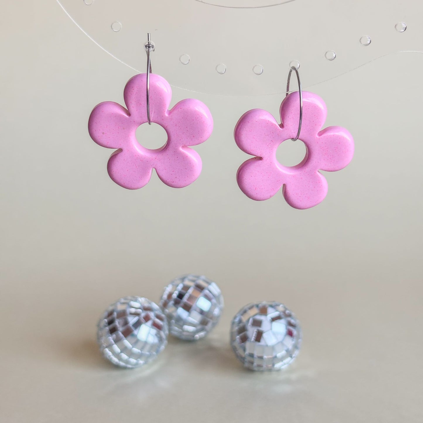 Par de pendientes hipoalergénicos hechos a mano de flores rosa pastel con aros plateados