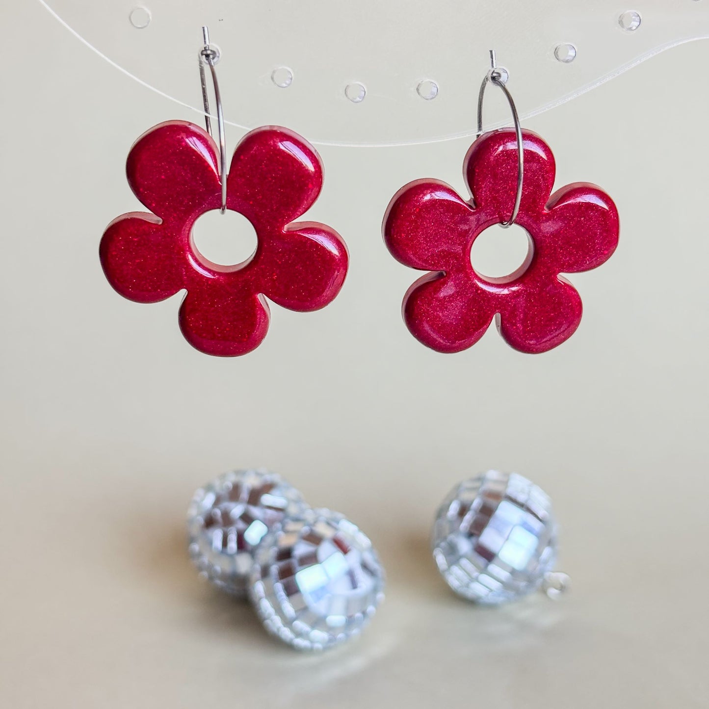 Par de pendientes artesanales en forma de flor color burdeos con aro de acero inoxidable hipoalergénico