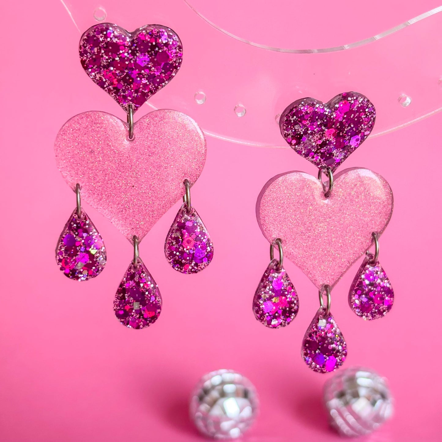 Pendientes llamativos, creativos y originales en forma de corazones y lágrimas de color lila
