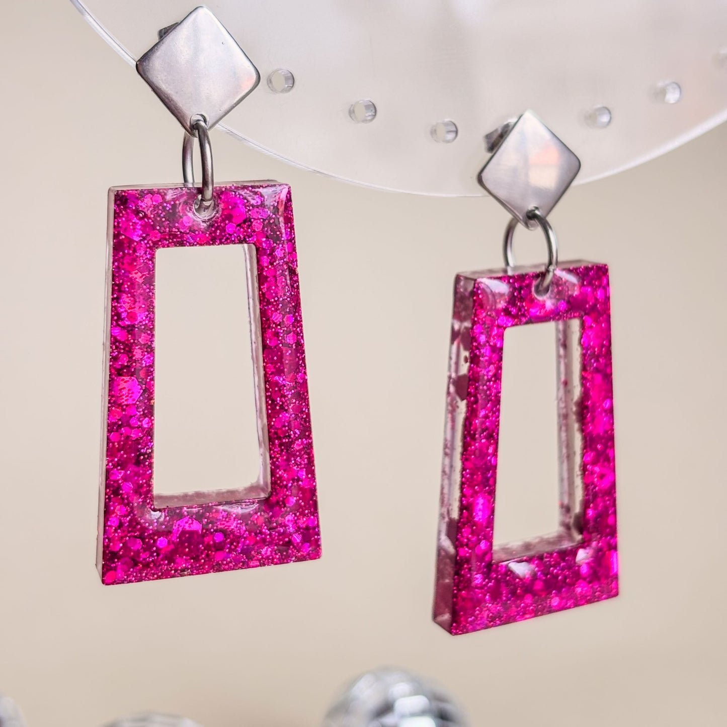 pendientes creativos y originales hechos a mano con resina epoxi y acero inoxidable