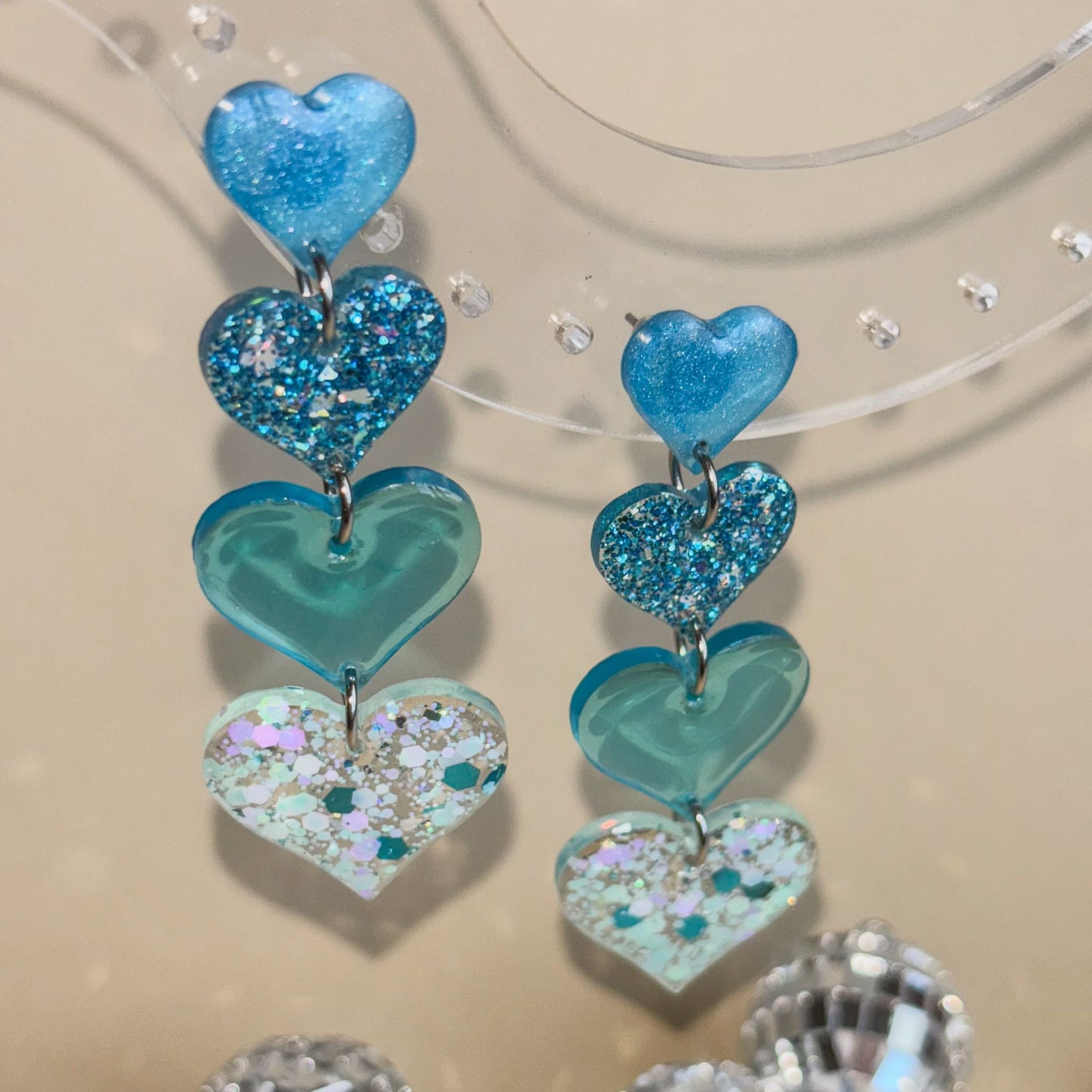 Preciosos pendientes largos y elegantes de color azul con forma de corazones. Diseño artesanal y marca española: Doctora Irrins.