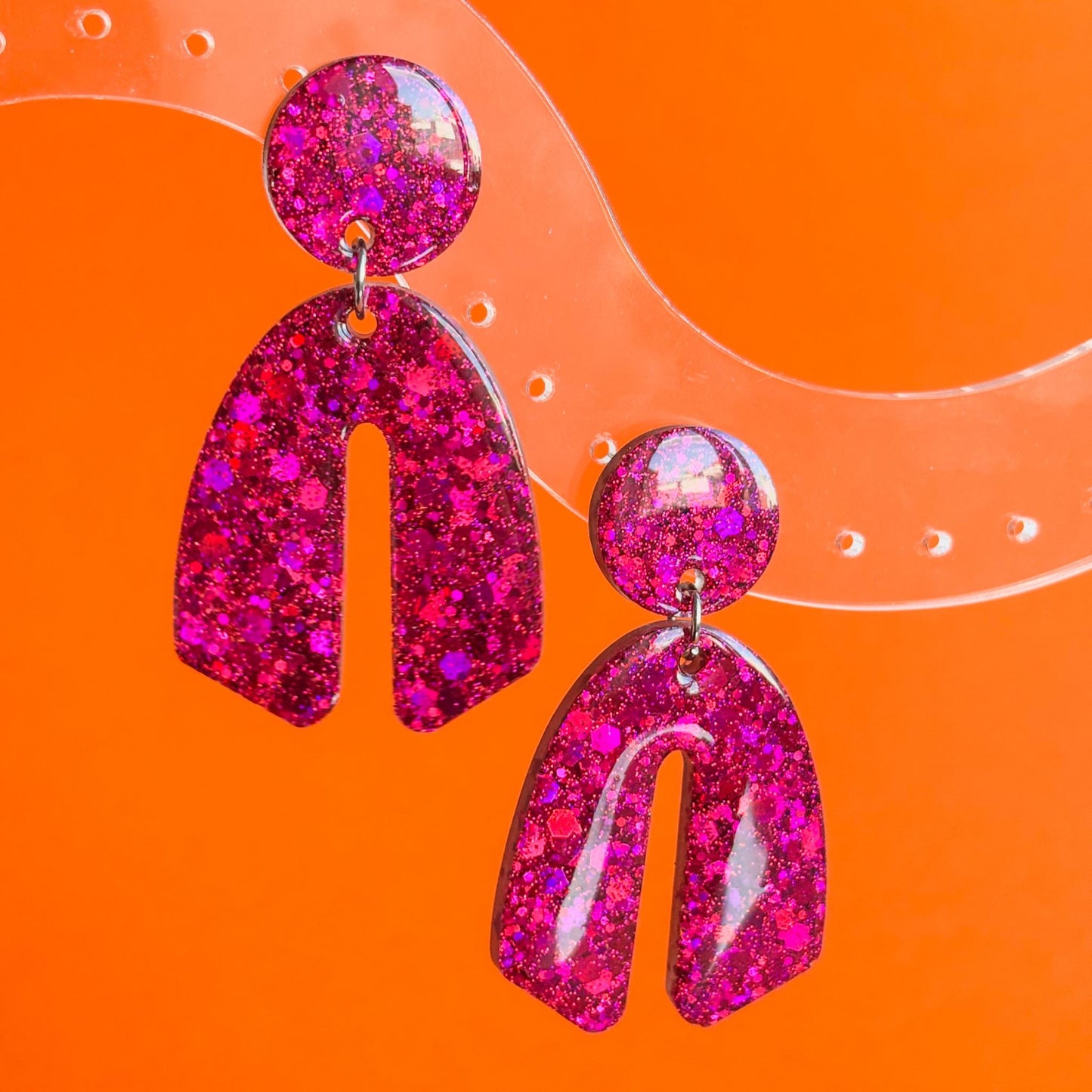 Pendientes de resina epoxi de color rosa muy brillantes y de gran tamaño