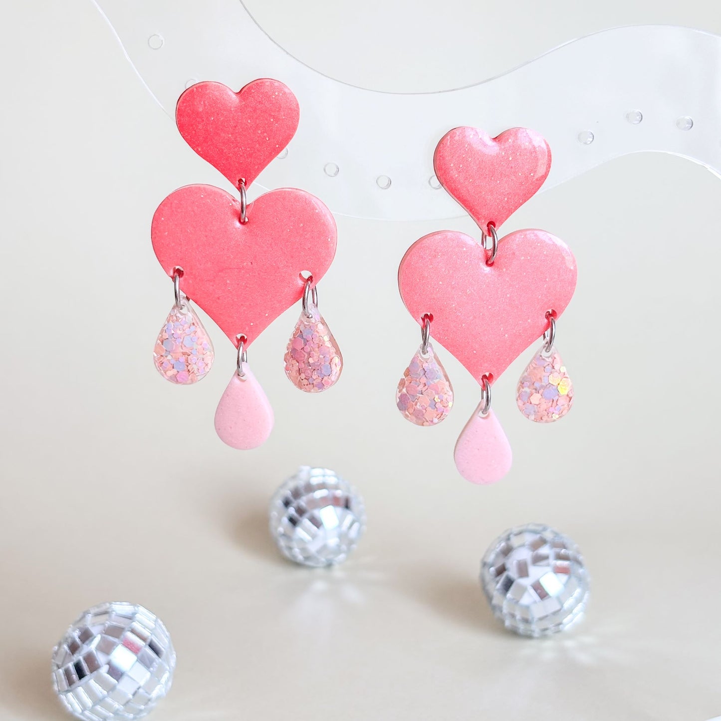 Pendientes artesanales de corazones con lágrimas. Joyería creativa, original y llamativa