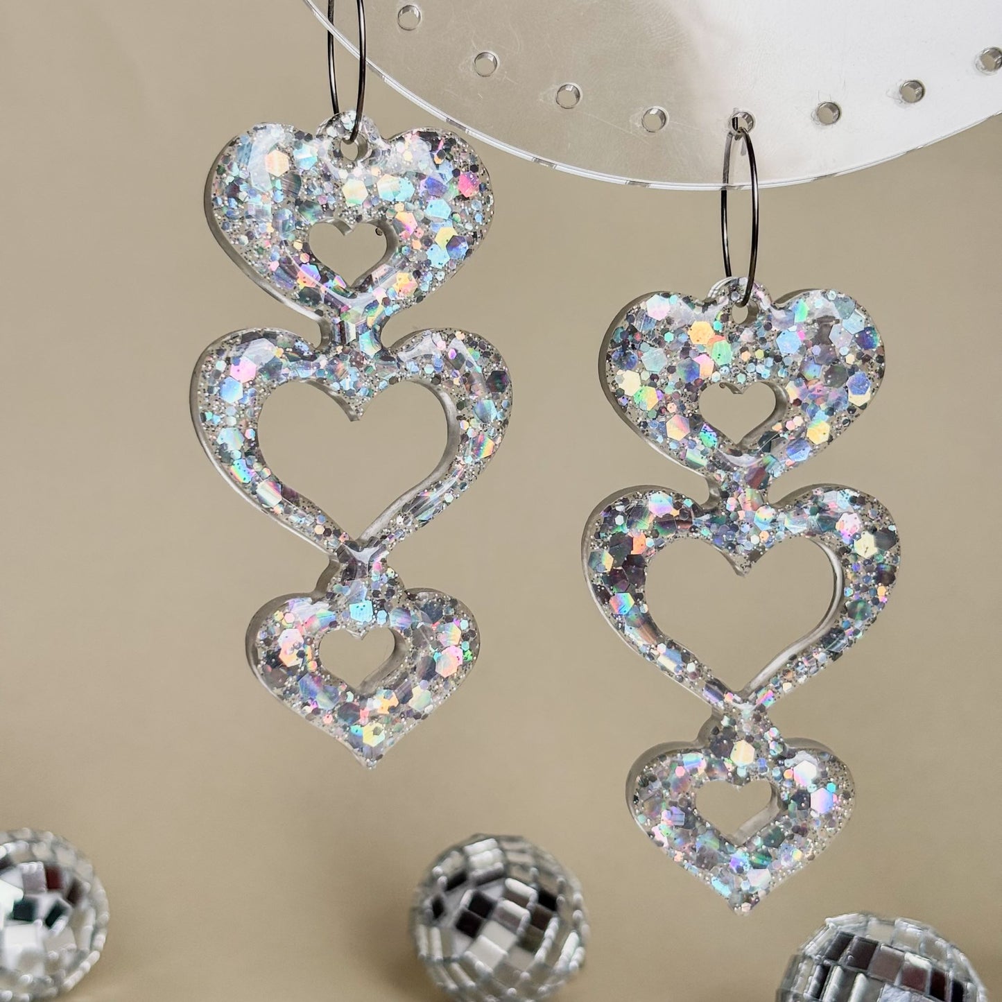 Pendientes brillantes y grandes de corazones plateados con aros hipoalergénicos