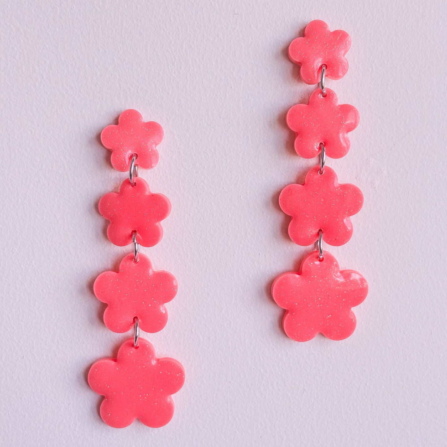 Pendientes de flores en cascada, hechos a mano de resina epoxi y acero inoxidable. Hipoalergénicos. Color coral.
