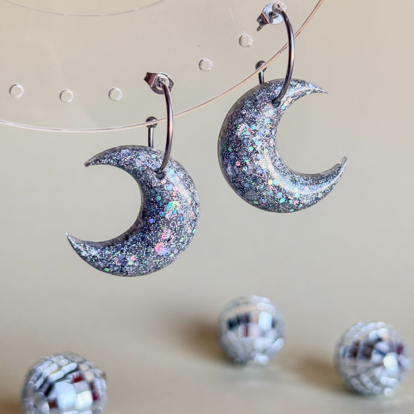 Pendientes artesanales en forma de lunas plateadas con aros