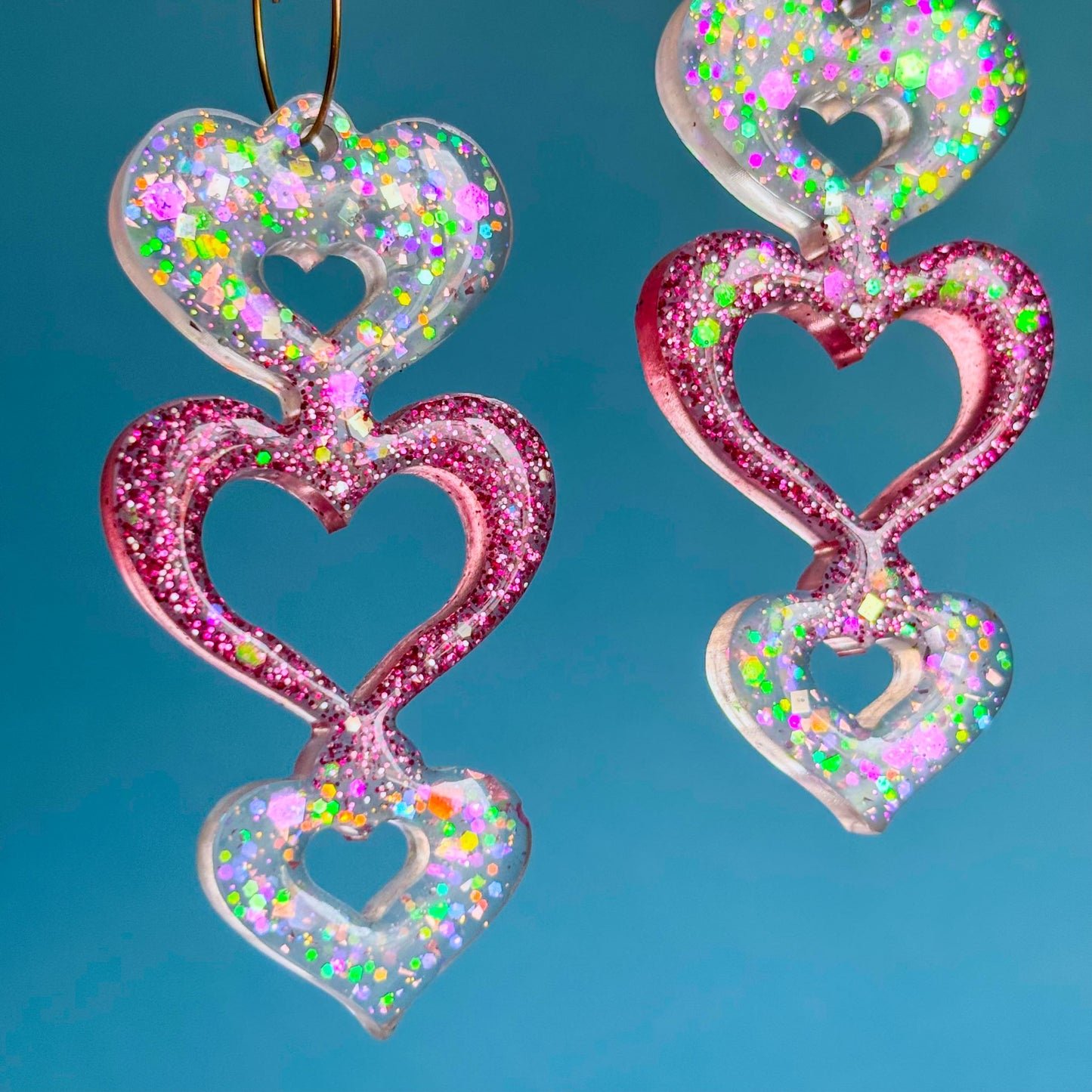 Pendientes preciosos. Regalo perfecto para mujer. corazones rosa. Hechos a mano en España con resina epoxi y acero inoxidable por Doctora Irrins