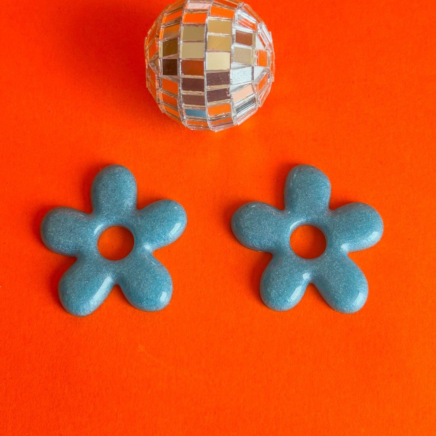 Pendientes de diseño floral de color azul turquesa