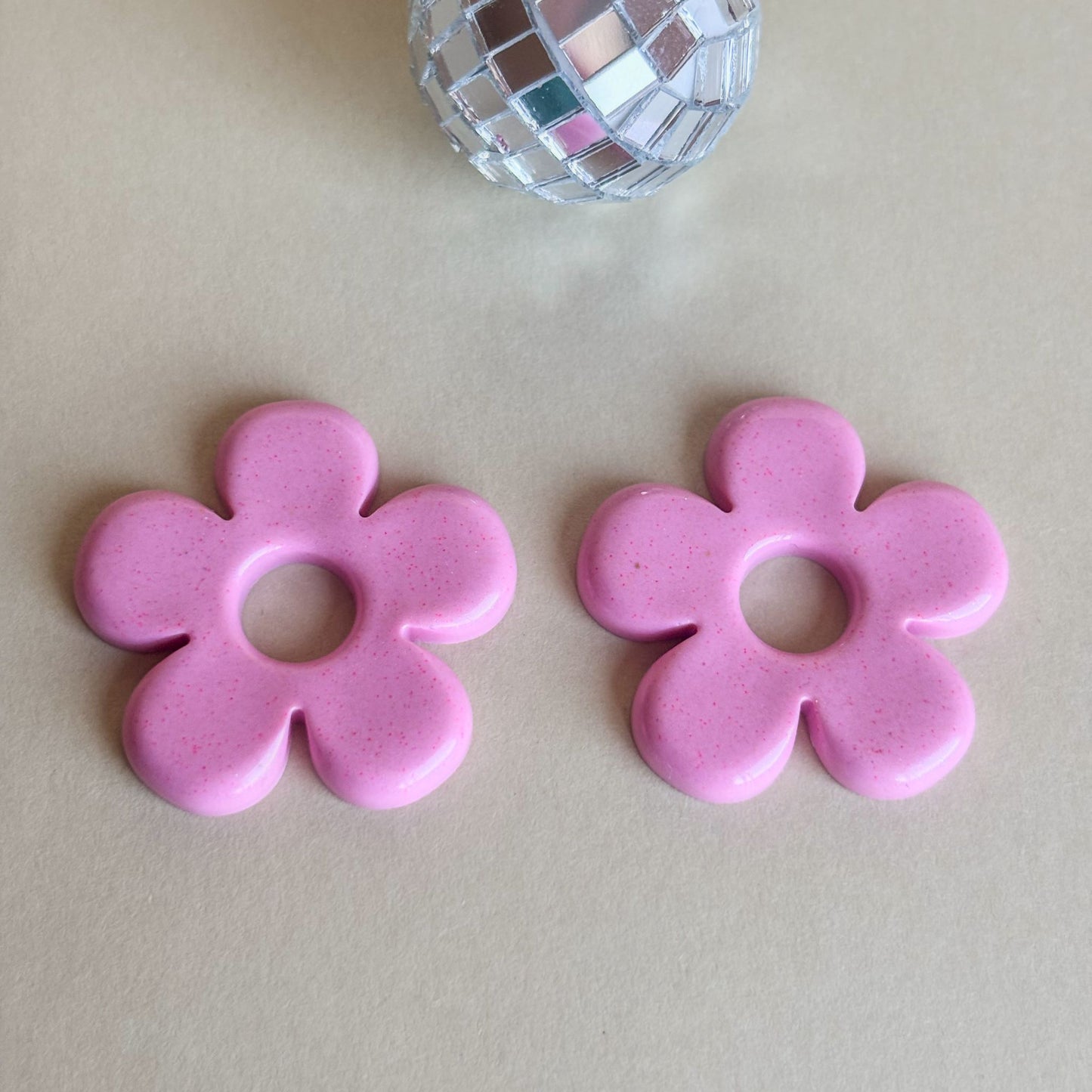 Par de pendientes de flores de resina epoxi hechos a mano de color rosa pastel