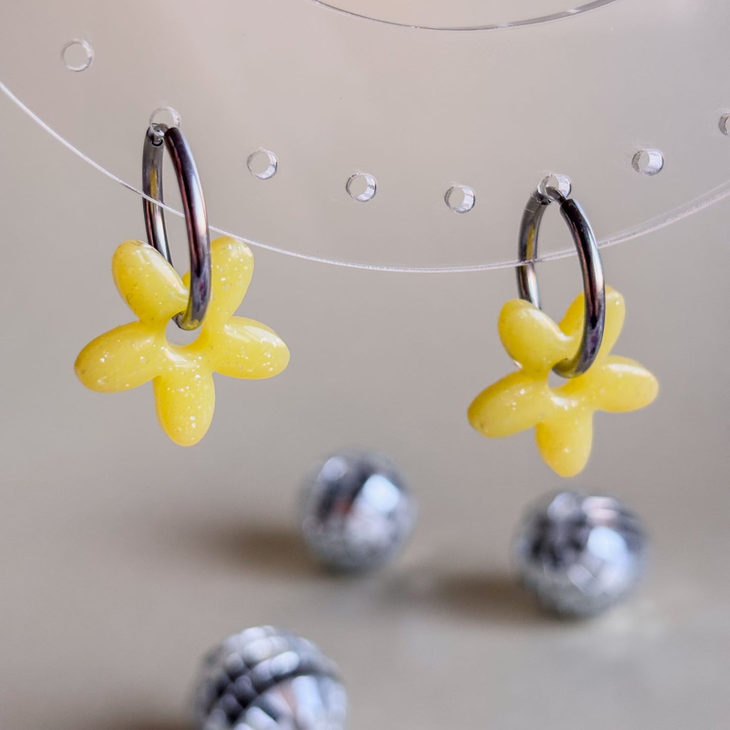 Pendientes artesanales de florecitas amarillas con aros hipoalergénicos. Hechos a mano.