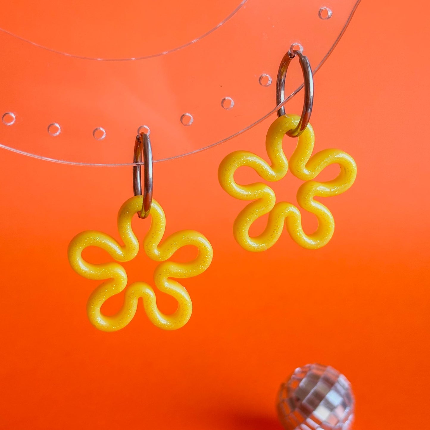 Pendientes florales de color amarillo con aros plateados. Artesanales e hipoalergénicos