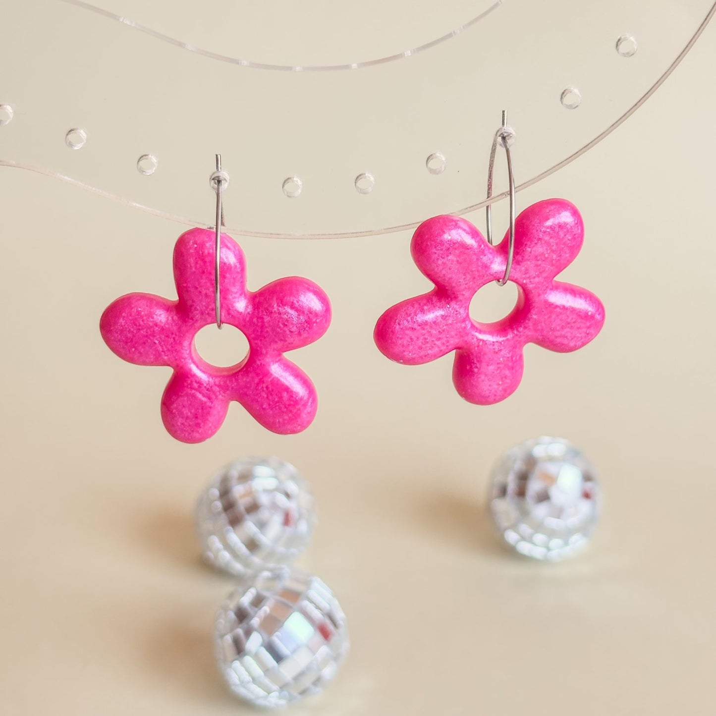 Pendientes de flores rosa con aros hipoalergénicos hechos a mano de la marca Doctora Irrins