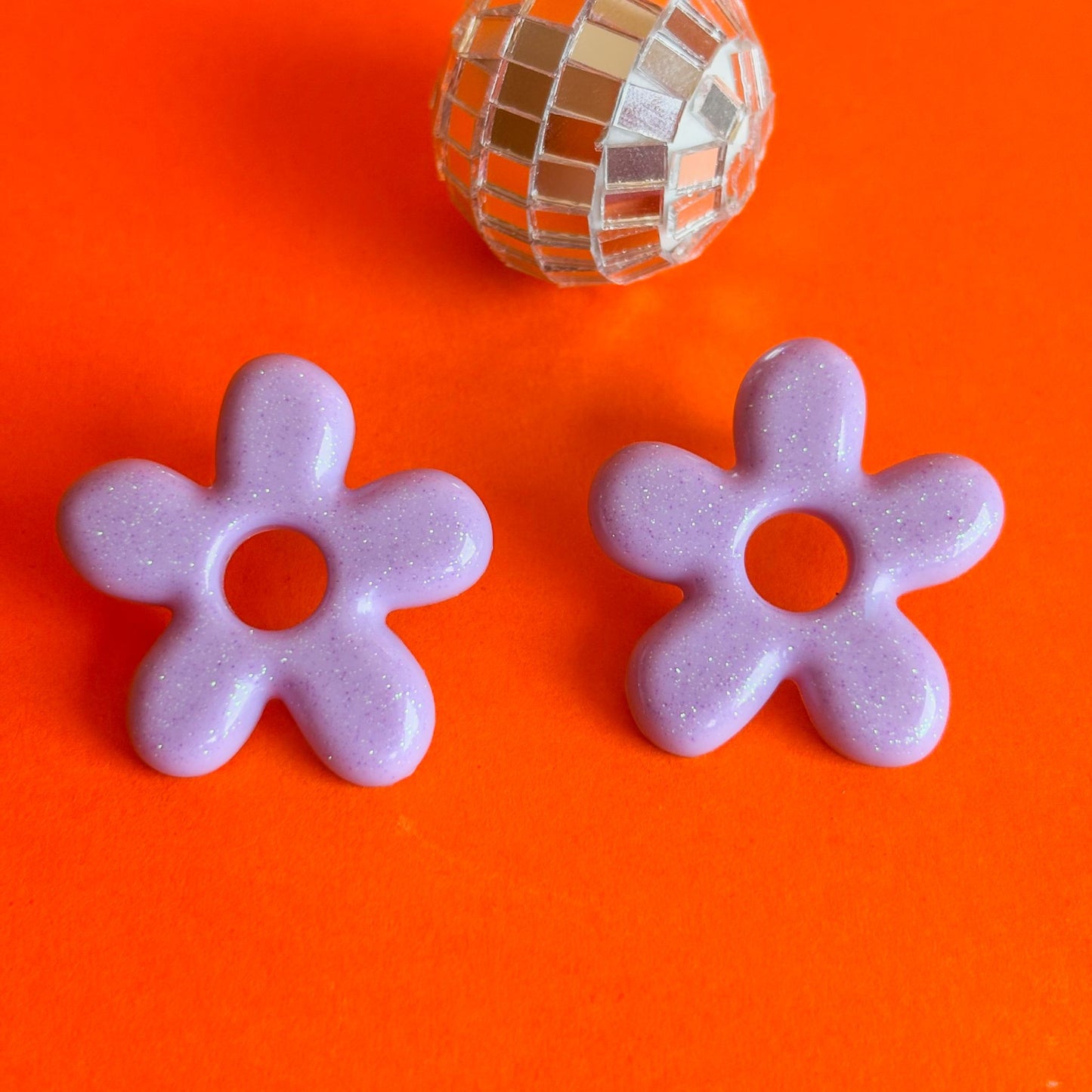 Pendientes artesanales e hipoalergénicos en forma de flores de color lila claro