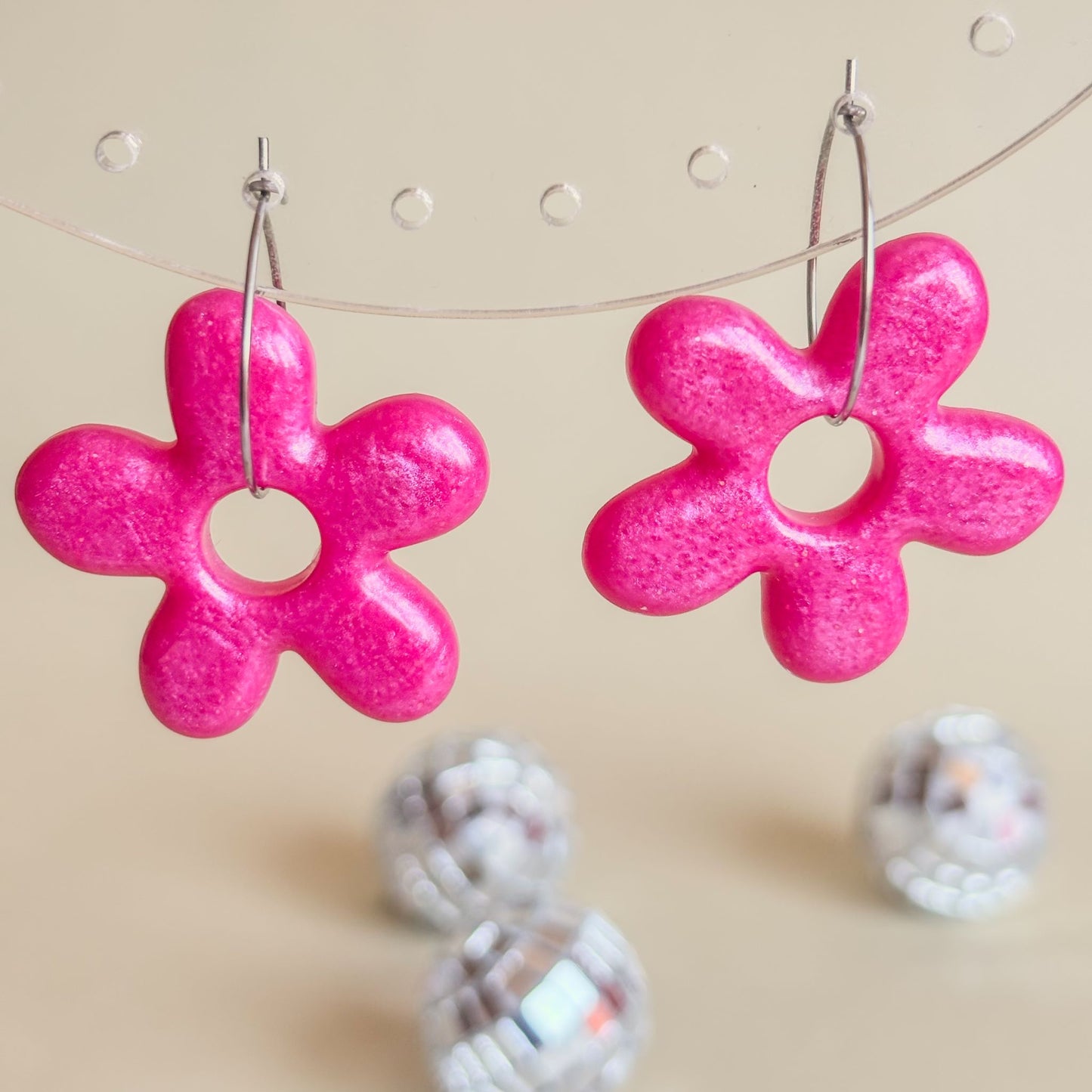 Pendientes de diseño floral de color rosa con aros de acero inoxidable hipoalergénico