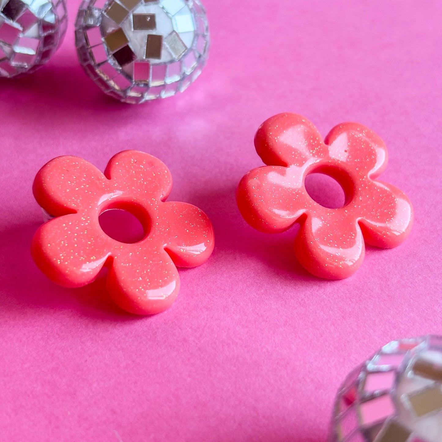 Pendientes de flores gorditas de 5 pétalos pegadas a la oreja color coral